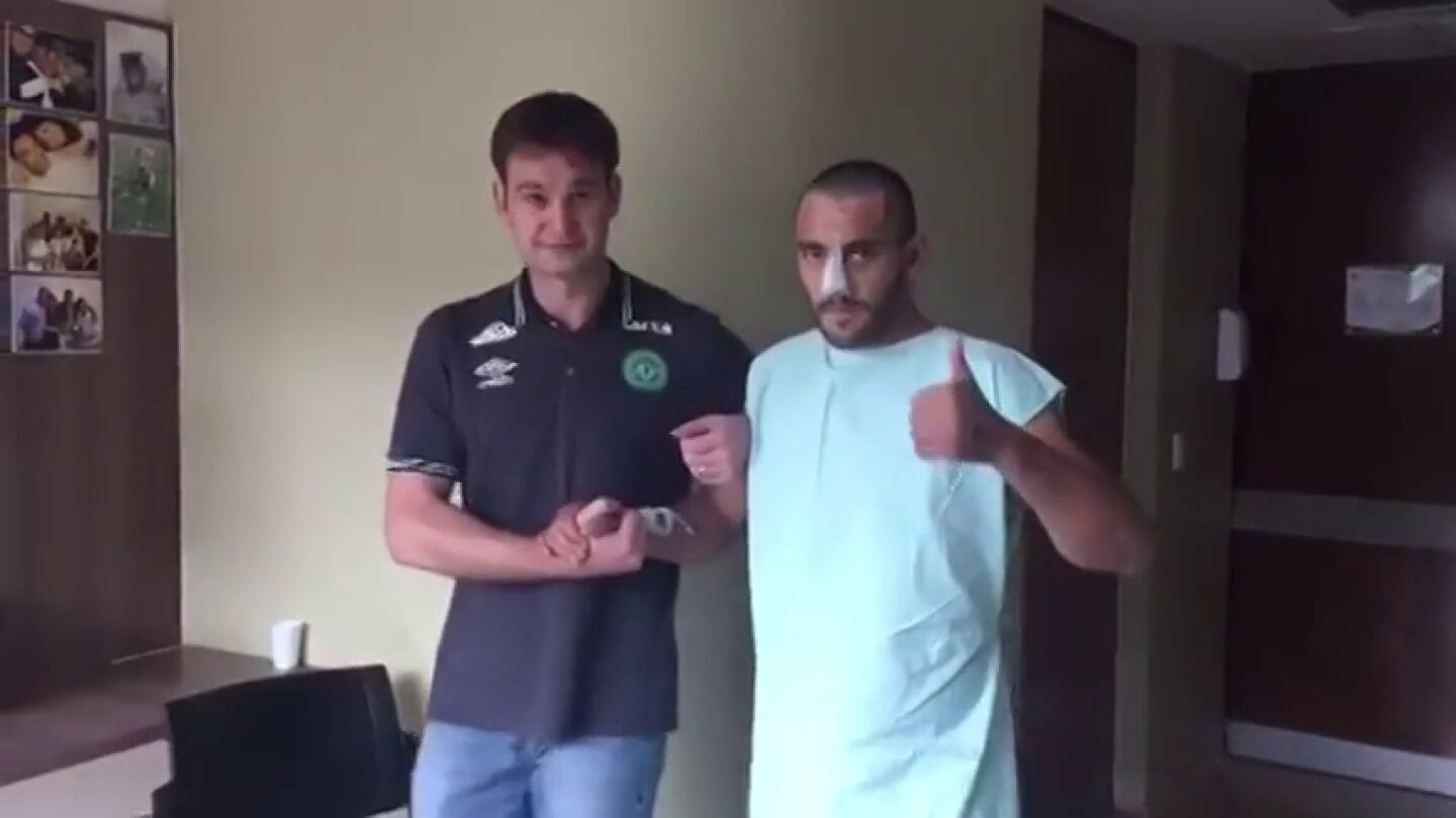 Frame 7.211274 de: Alan Ruschel, superviviente del accidente de avi&oacute;n del Chapecoense, vuelve a caminar