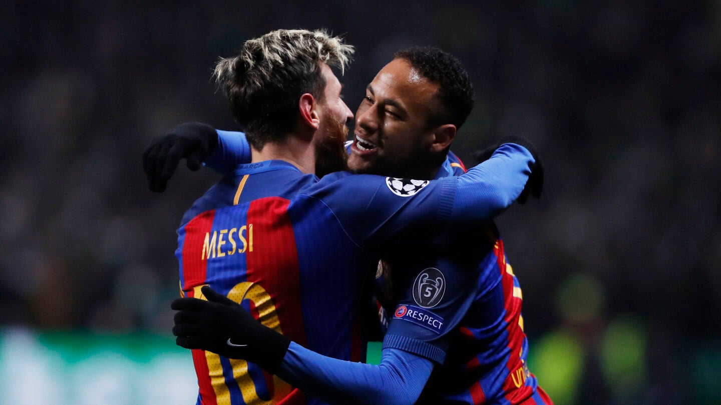 Neymar y Messi abraz&aacute;ndose en un partido