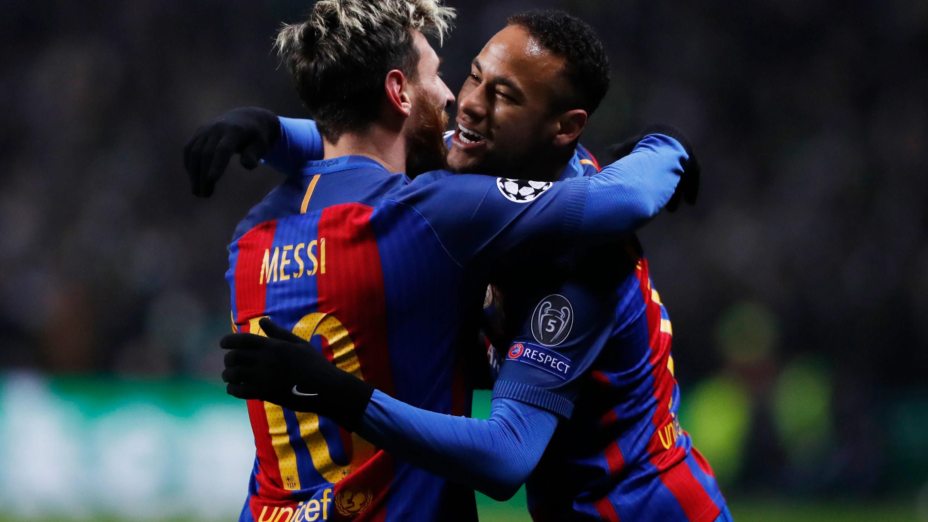 Neymar y Messi abrazándose en un partido Neymar y Messi abrazándose en un partido