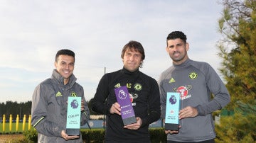 Diego Costa, Antonio Conte y Pedro posando con sus trofeos