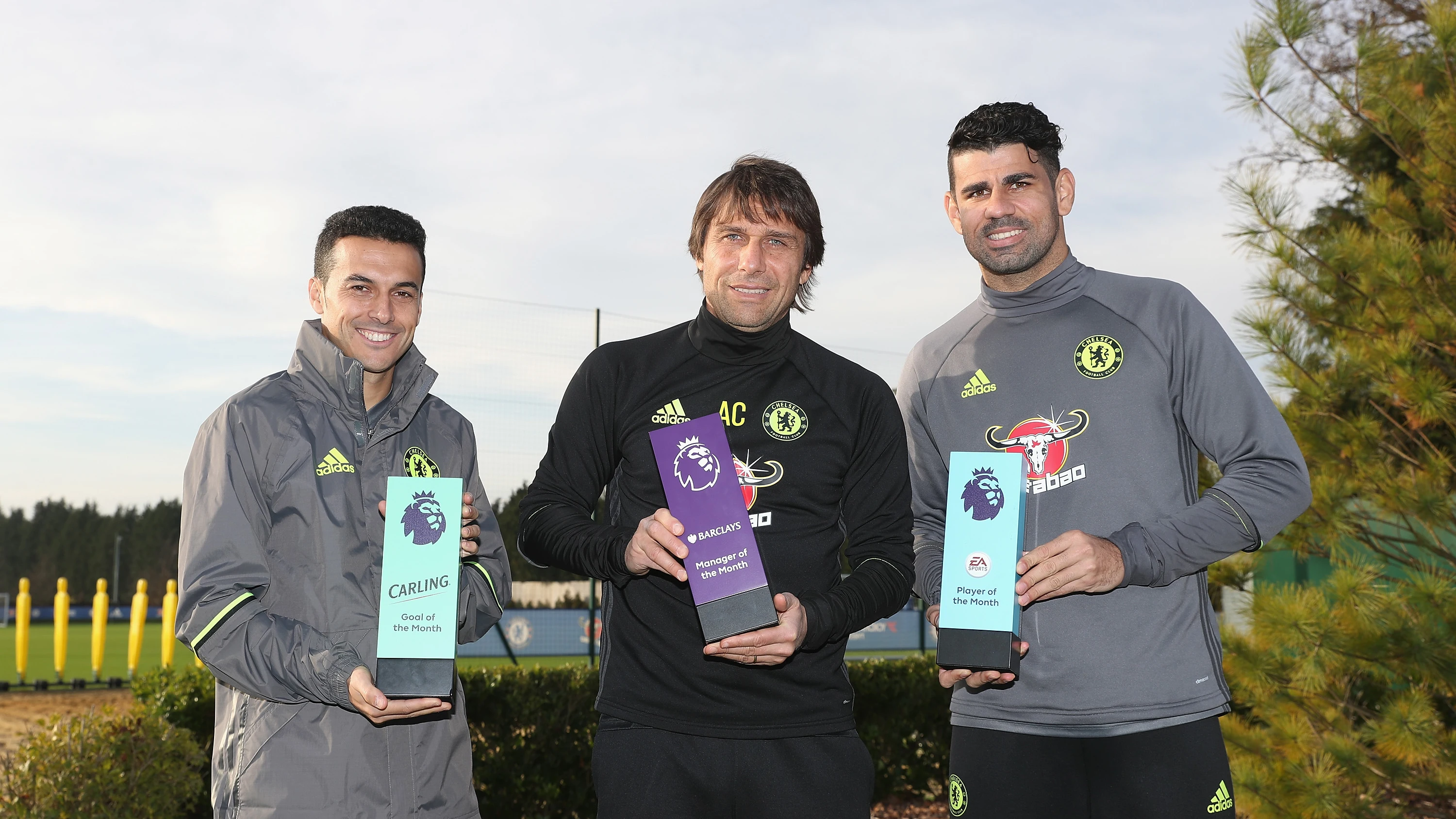 Diego Costa, Antonio Conte y Pedro posando con sus trofeos