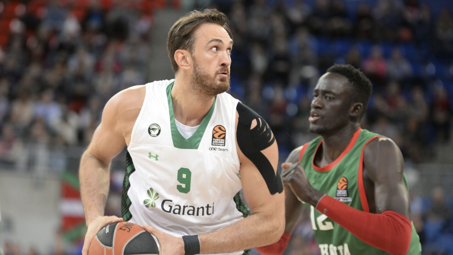 Semih Erden defendiendo un bal&oacute;n