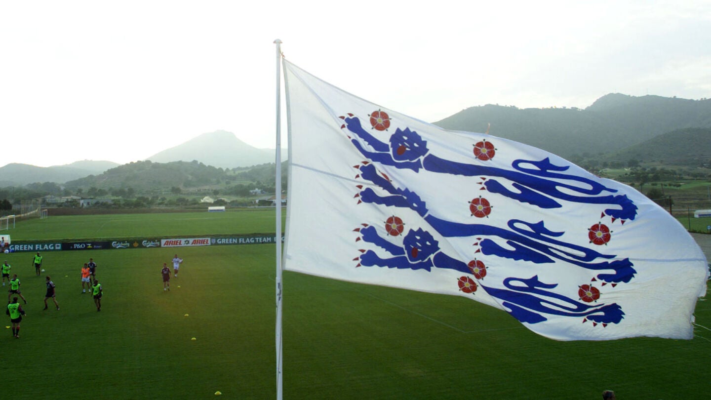 La bandera de la Federaci&oacute;n Inglesa de f&uacute;tbol, en 1998