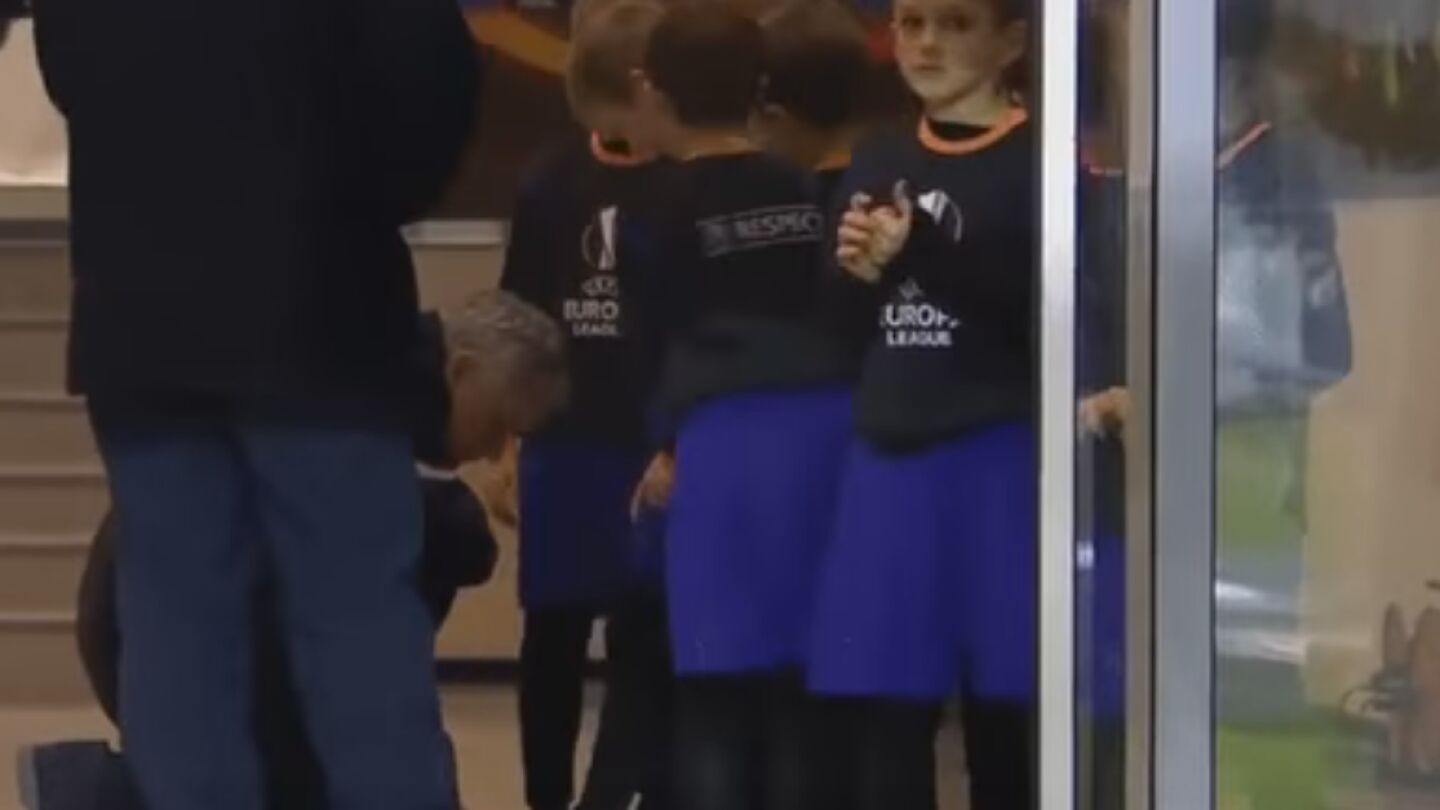 Mourinho muestra su lado 'm&aacute;s amable' firmando las botas de unos ni&ntilde;os antes del partido de la Europa League