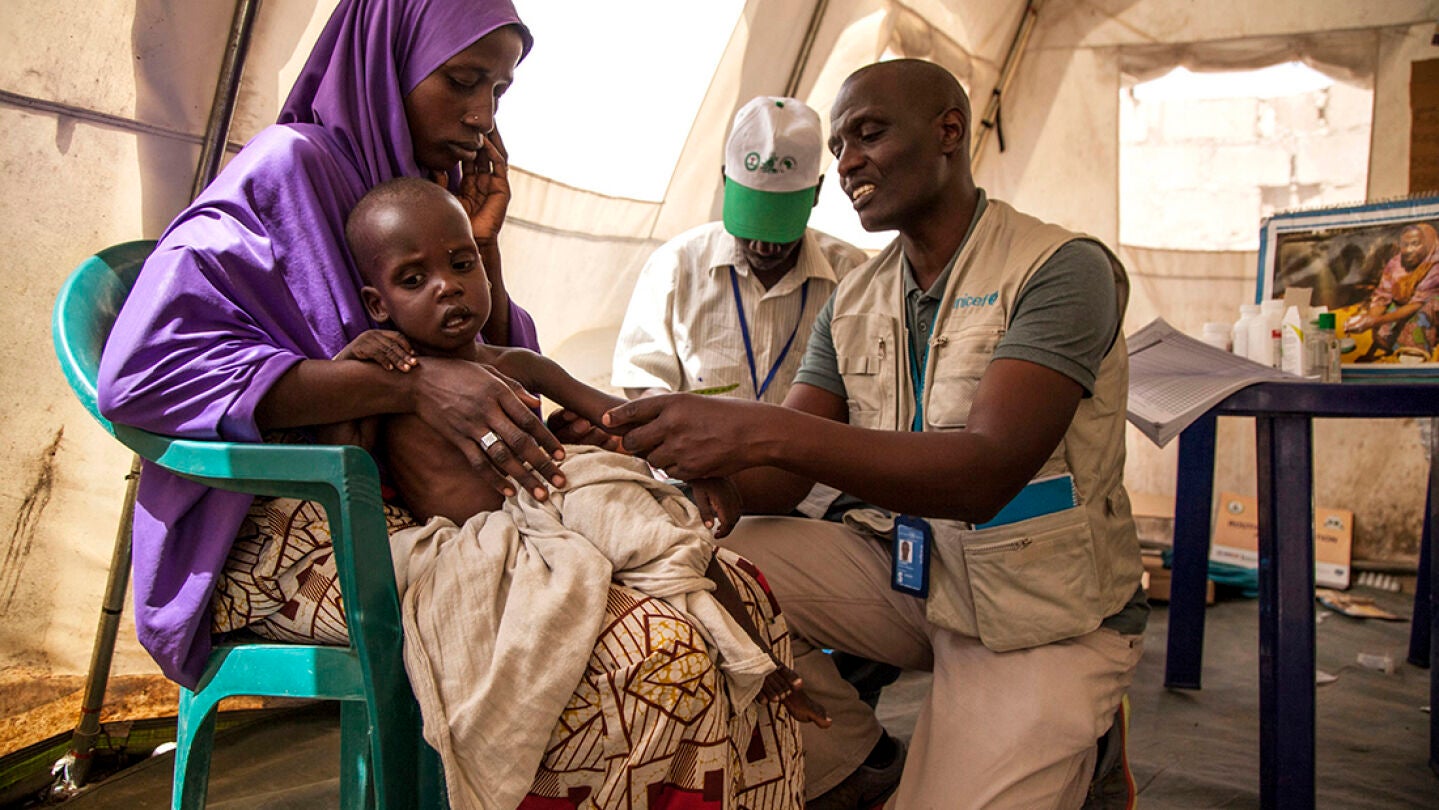 Un especialista en nutrici&oacute;n examina a un ni&ntilde;o en la Cl&iacute;nica de Salud Infantil y Maternal de Dikwa, estado Borno (Nigeria).