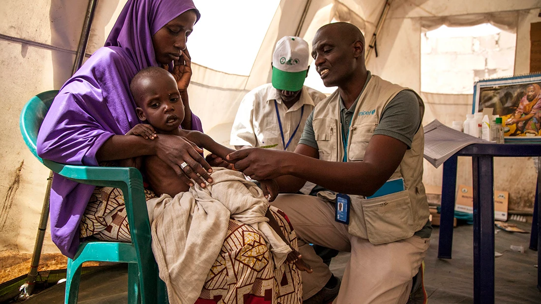 Un especialista en nutrición examina a un niño en la Clínica de Salud Infantil y Maternal de Dikwa, estado Borno (Nigeria).