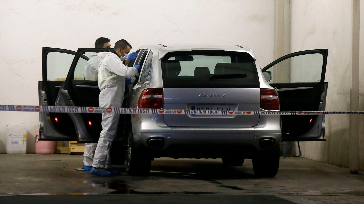  La polic&iacute;a cient&iacute;fica registra el veh&iacute;culo de Mar&iacute;a del Carmen Mart&iacute;nez