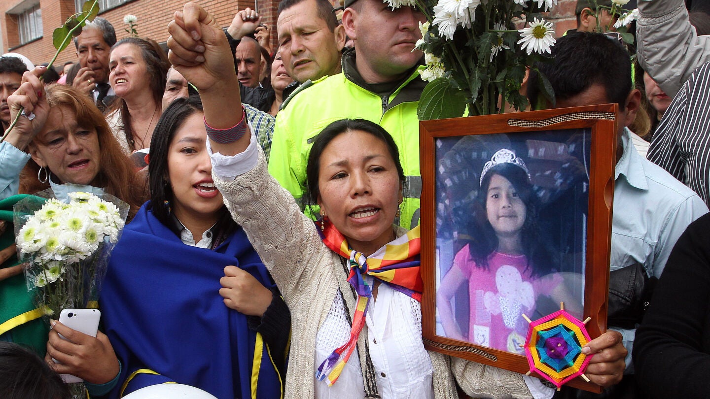 Una mujer sostiene una fotograf&iacute;a de la peque&ntilde;a asesinada Yuliana Andrea Sambon