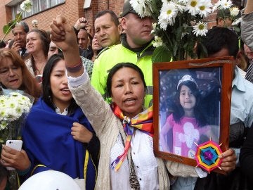 Una mujer sostiene una fotografía de la pequeña asesinada Yuliana Andrea Sambon Una mujer sostiene una fotografía de la pequeña asesinada Yuliana Andrea Sambon