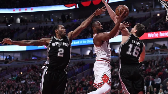 Dwyane Wade entra a canasta ante la defensa de Leonard y Pau Gasol Dwyane Wade entra a canasta ante la defensa de Leonard y Pau Gasol