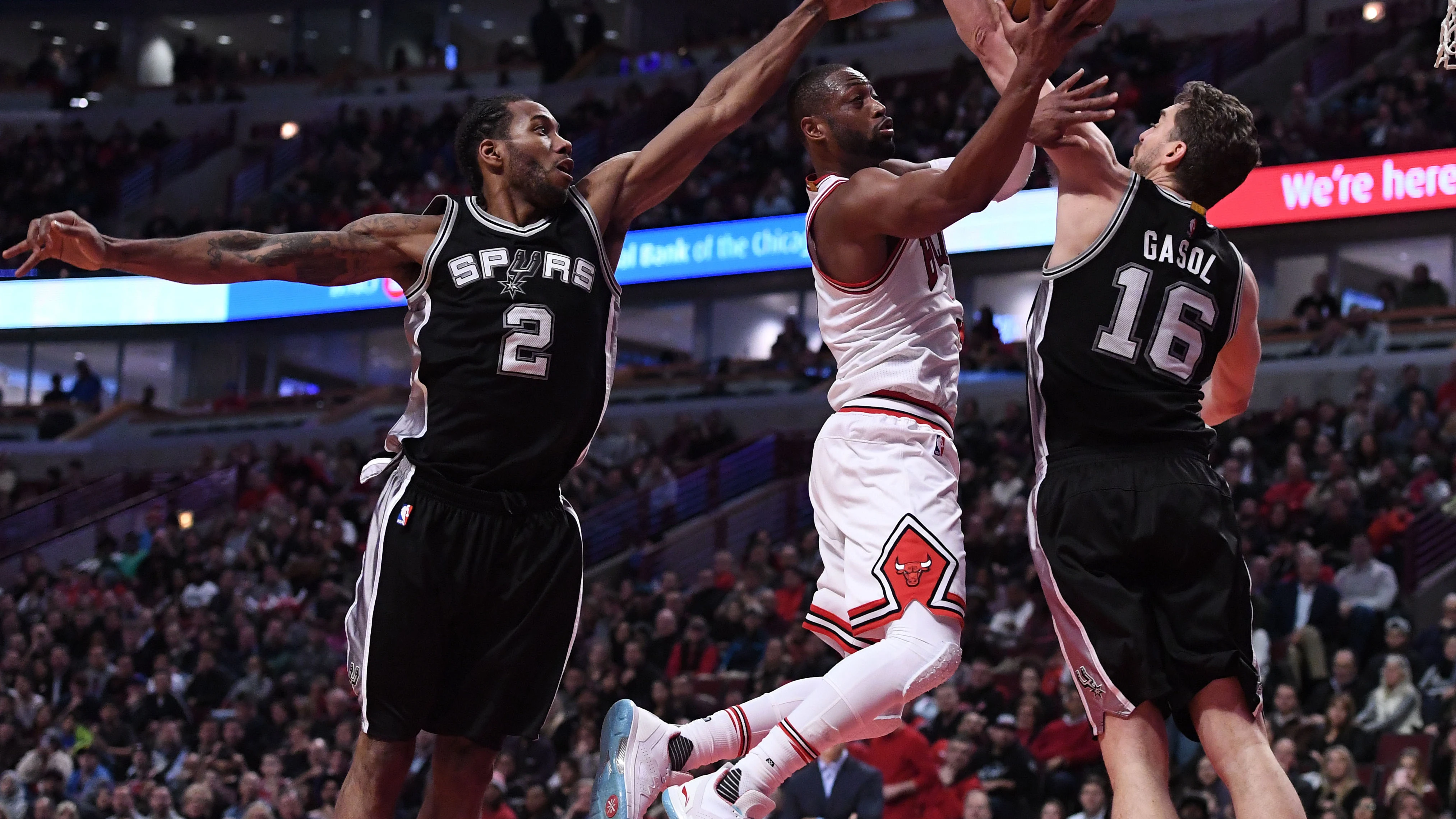 Dwyane Wade entra a canasta ante la defensa de Leonard y Pau Gasol