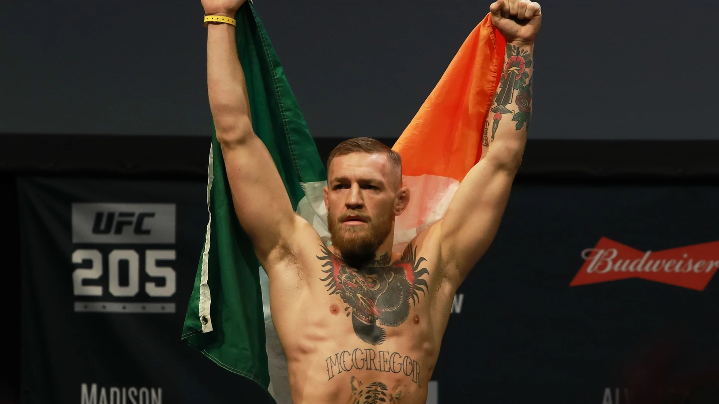 Conor McGregor, con la bandera irlandesa Conor McGregor, con la bandera irlandesa