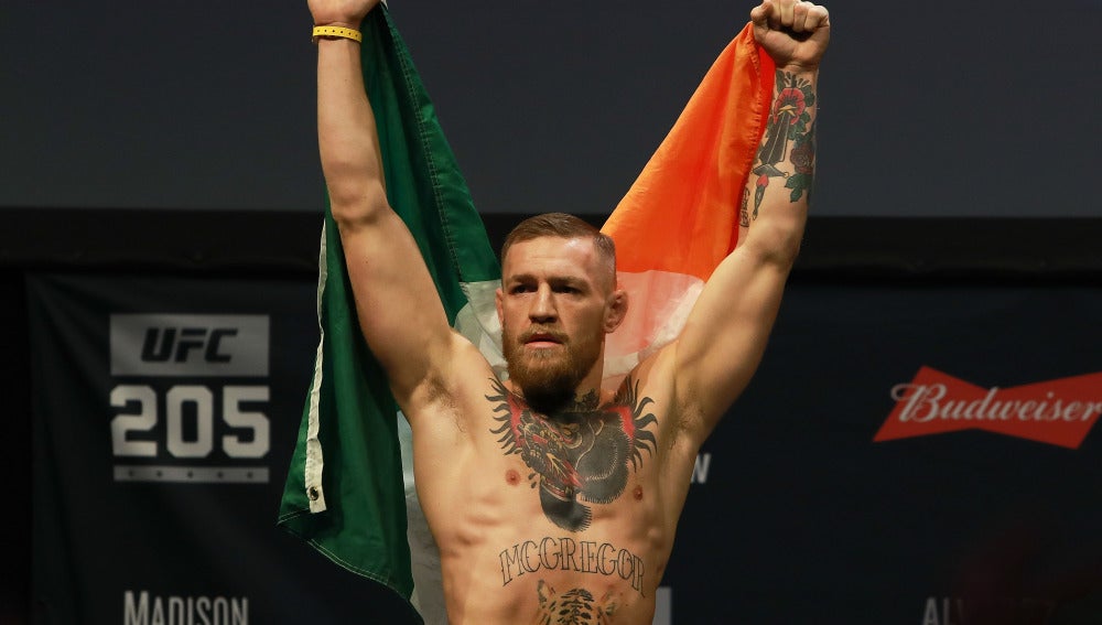 Conor McGregor, con la bandera irlandesa