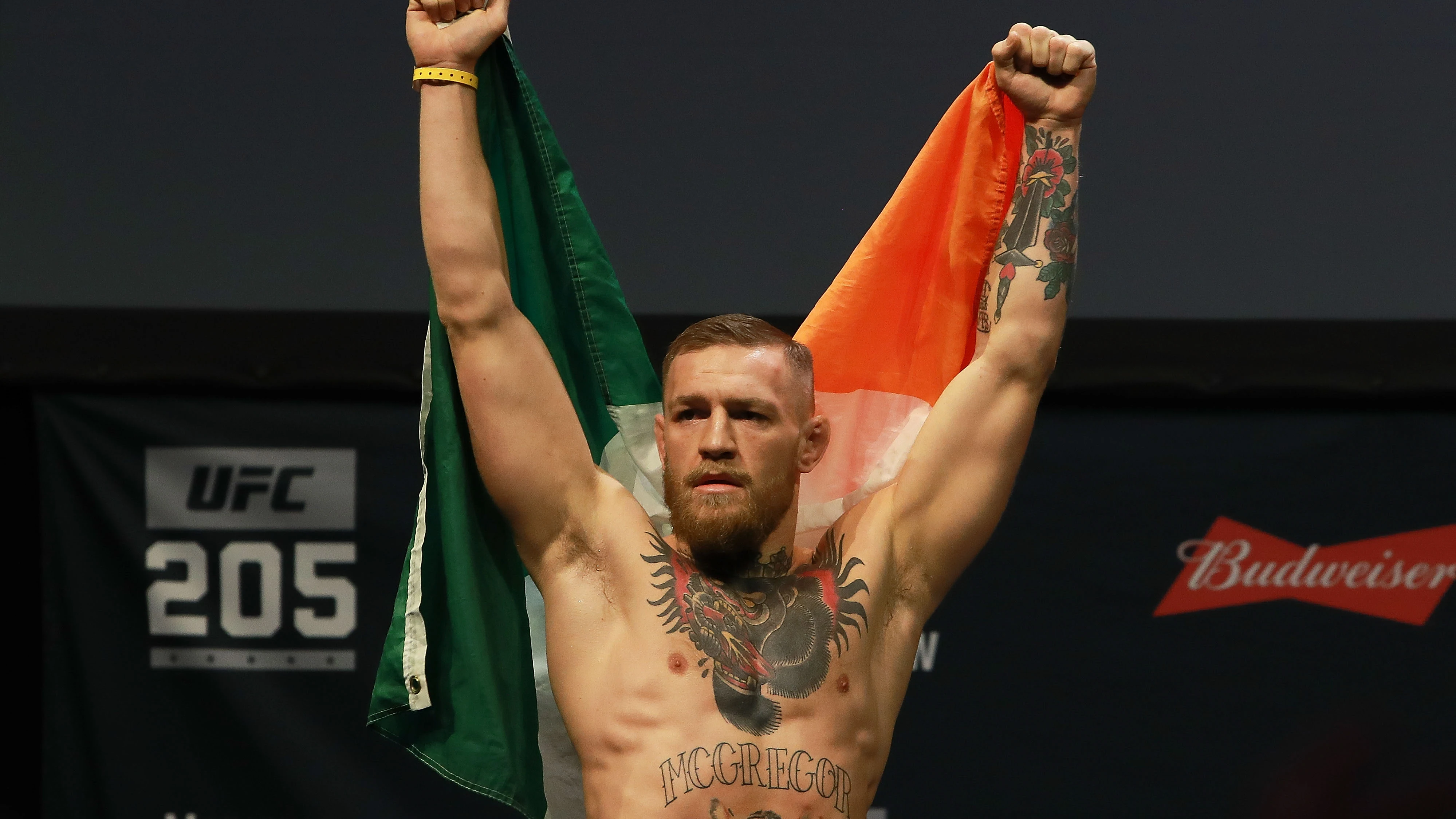 Conor McGregor, con la bandera irlandesa