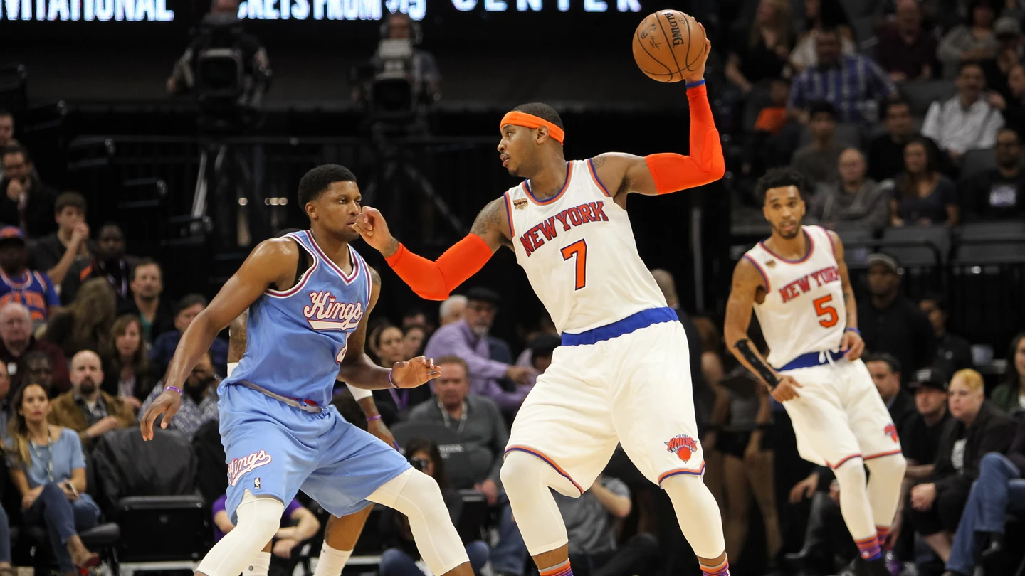 Carmelo Anthony aguanta el balón ante la defensa de Rudy Gay Carmelo Anthony aguanta el balón ante la defensa de Rudy Gay