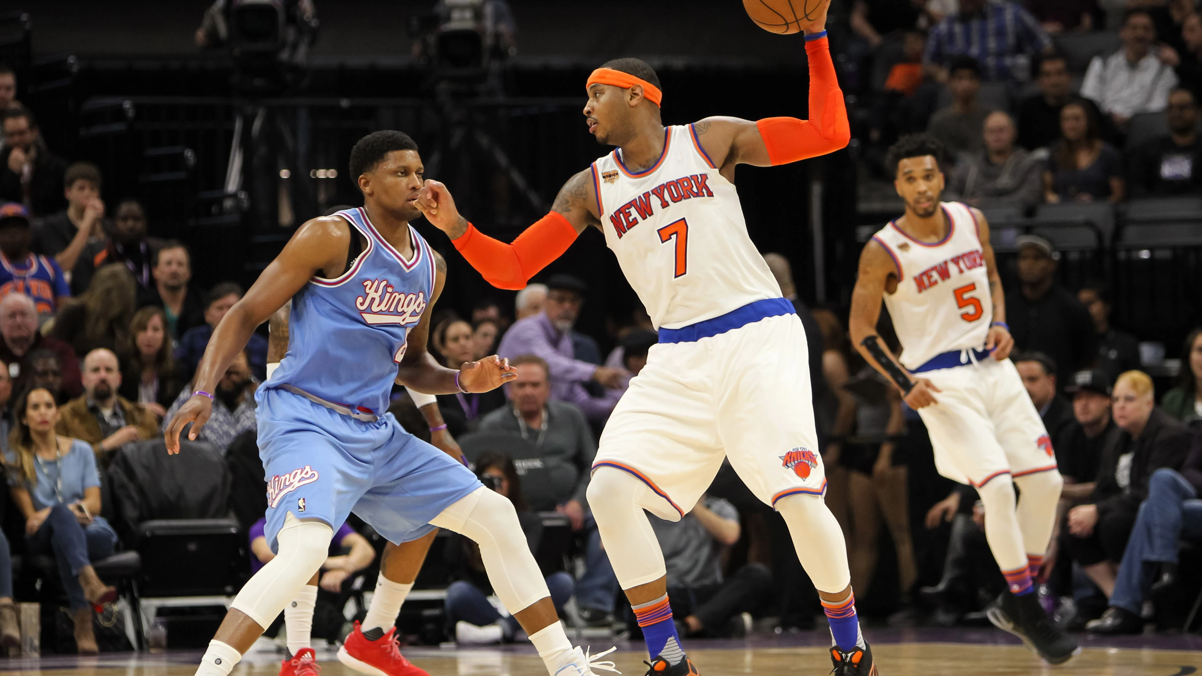 Carmelo Anthony aguanta el bal&oacute;n ante la defensa de Rudy Gay