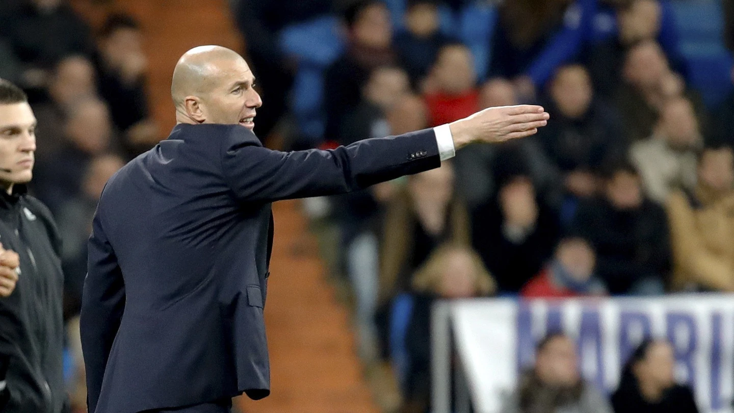 Zidane ordenando en el partido frente al Deportivo Zidane ordenando en el partido frente al Deportivo