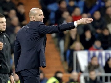 Zidane ordenando en el partido frente al Deportivo Zidane ordenando en el partido frente al Deportivo