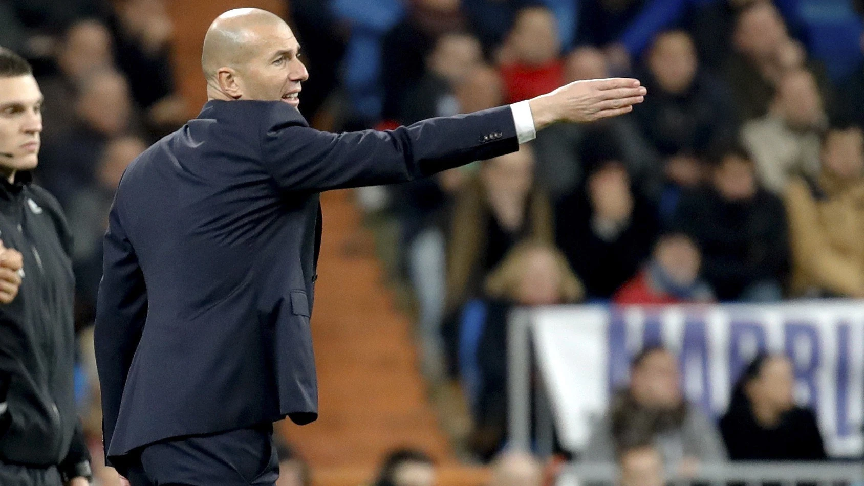 Zidane ordenando en el partido frente al Deportivo Zidane ordenando en el partido frente al Deportivo