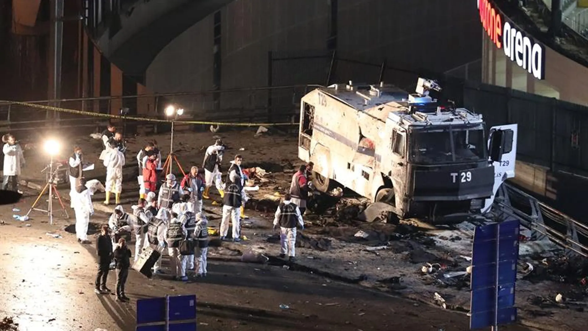 Imagen de las autoridades tras el atentado cerca del estadio del Besiktas