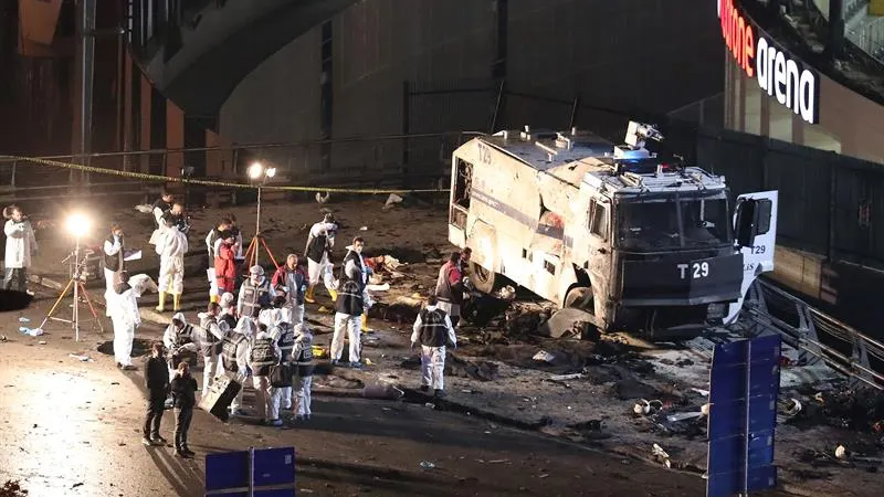 Imagen de las autoridades tras el atentado cerca del estadio del Besiktas