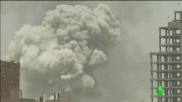 Frame 18.385619 de: Al menos 36 soldados muertos y 50 heridos tras un ataque suicida de Daesh en Yemen