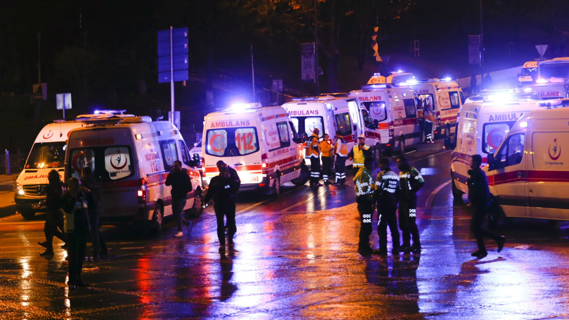 Ambulancias en la zona de la explosión en Estambul