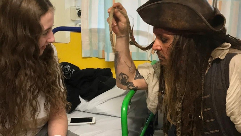 Jack Sparrow junto a una niña del hospital infantil London's Great Ormond Street