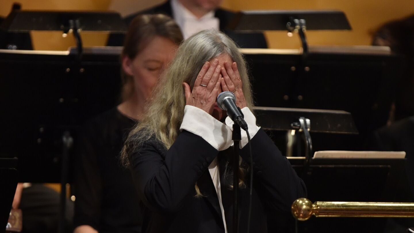 Patti Smith durante su interpretaci&oacute;n de la canci&oacute;n de Bob Dylan en la entrega de los Premios Nobel