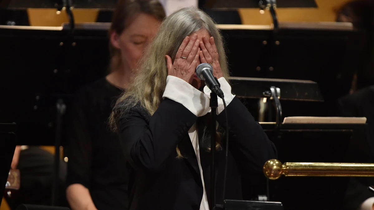 Patti Smith durante su interpretación de la canción de Bob Dylan en la entrega de los Premios Nobel