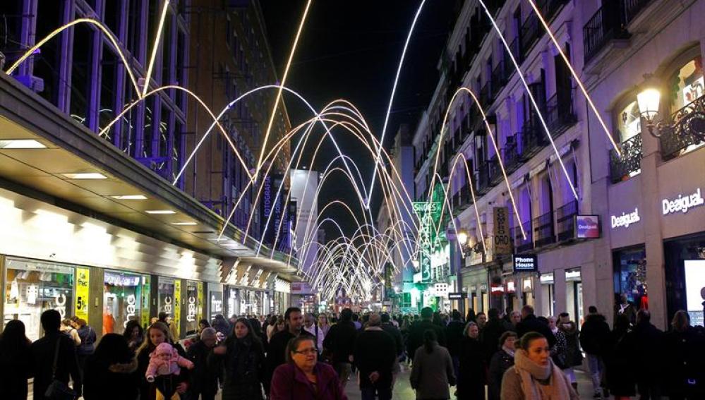 Ambiente en las primeras horas de la noche en la Calle Preciados de Madrid