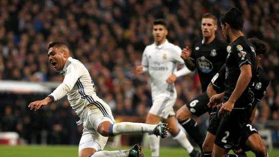 Casemiro cae al suelo Casemiro cae al suelo