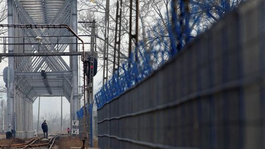 Un polic&iacute;a fronterizo inspecciona una v&iacute;a de tren