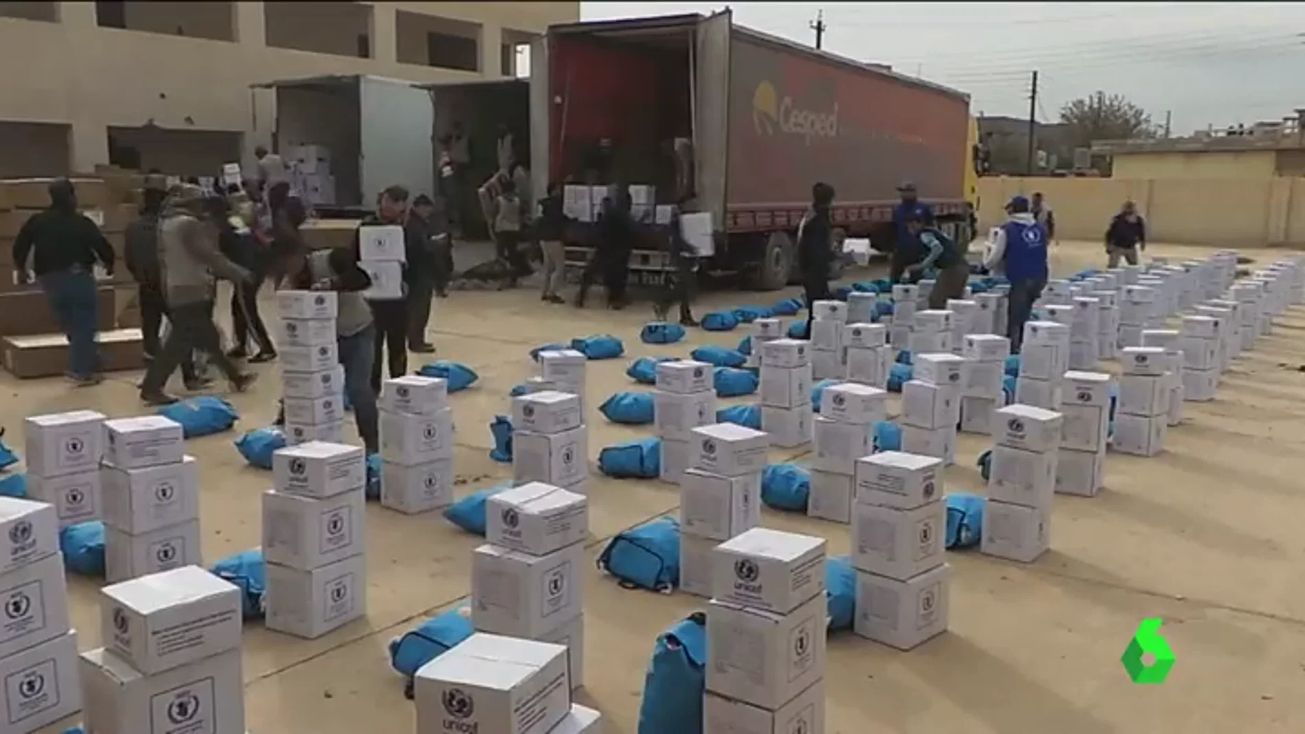Frame 25.72613 de: La ayuda humanitaria llega a las familias que viven en la zona este de Mosul