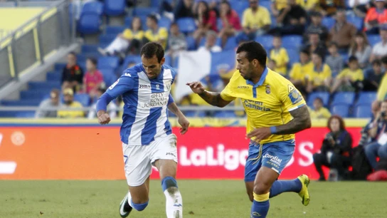 Míchel Macedo y Víctor Díaz pelean por el balón durante el Las Palmas - Leganés Míchel Macedo y Víctor Díaz pelean por el balón durante el Las Palmas - Leganés