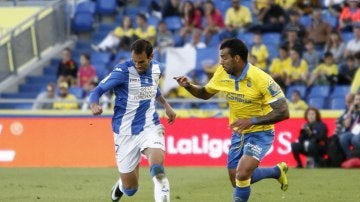 Míchel Macedo y Víctor Díaz pelean por el balón durante el Las Palmas - Leganés