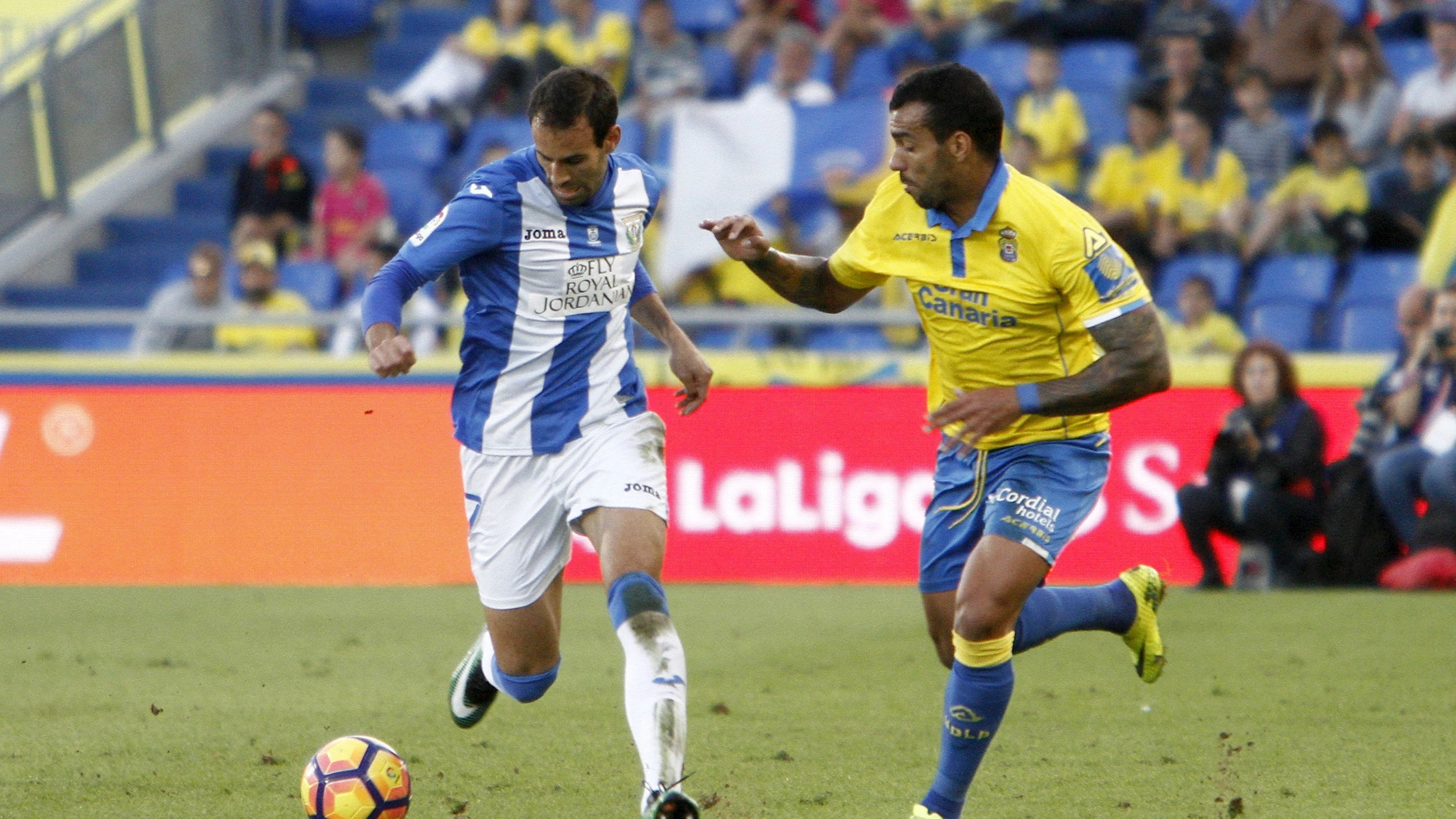 Míchel Macedo y Víctor Díaz pelean por el balón durante el Las Palmas - Leganés