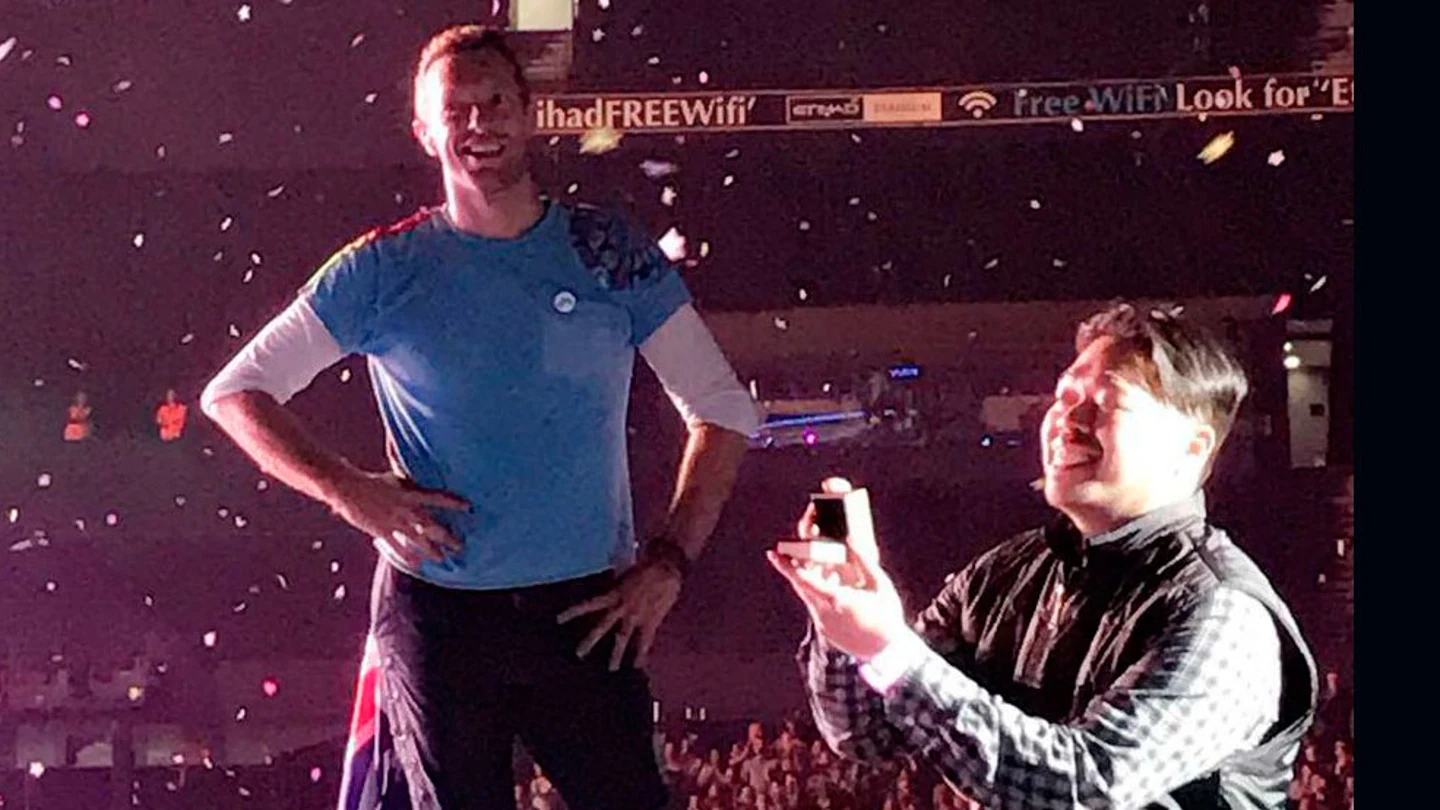 Chris Martin y el hombre que le pide matrimonio a su novia Chris Martin y el hombre que le pide matrimonio a su novia