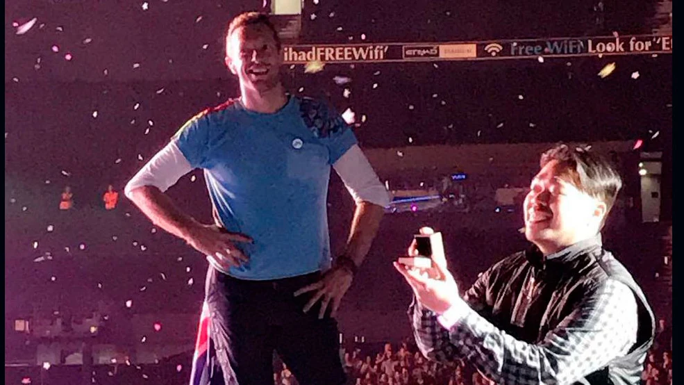 Chris Martin y el hombre que le pide matrimonio a su novia Chris Martin y el hombre que le pide matrimonio a su novia
