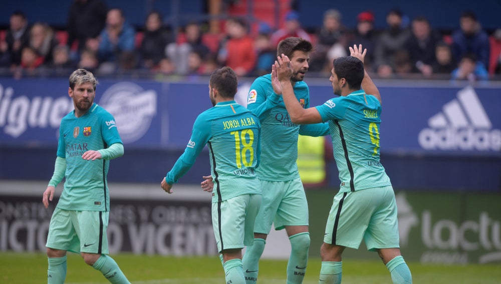 Los jugadores del Barcelona celebran el gol de Suárez ante Osasuna