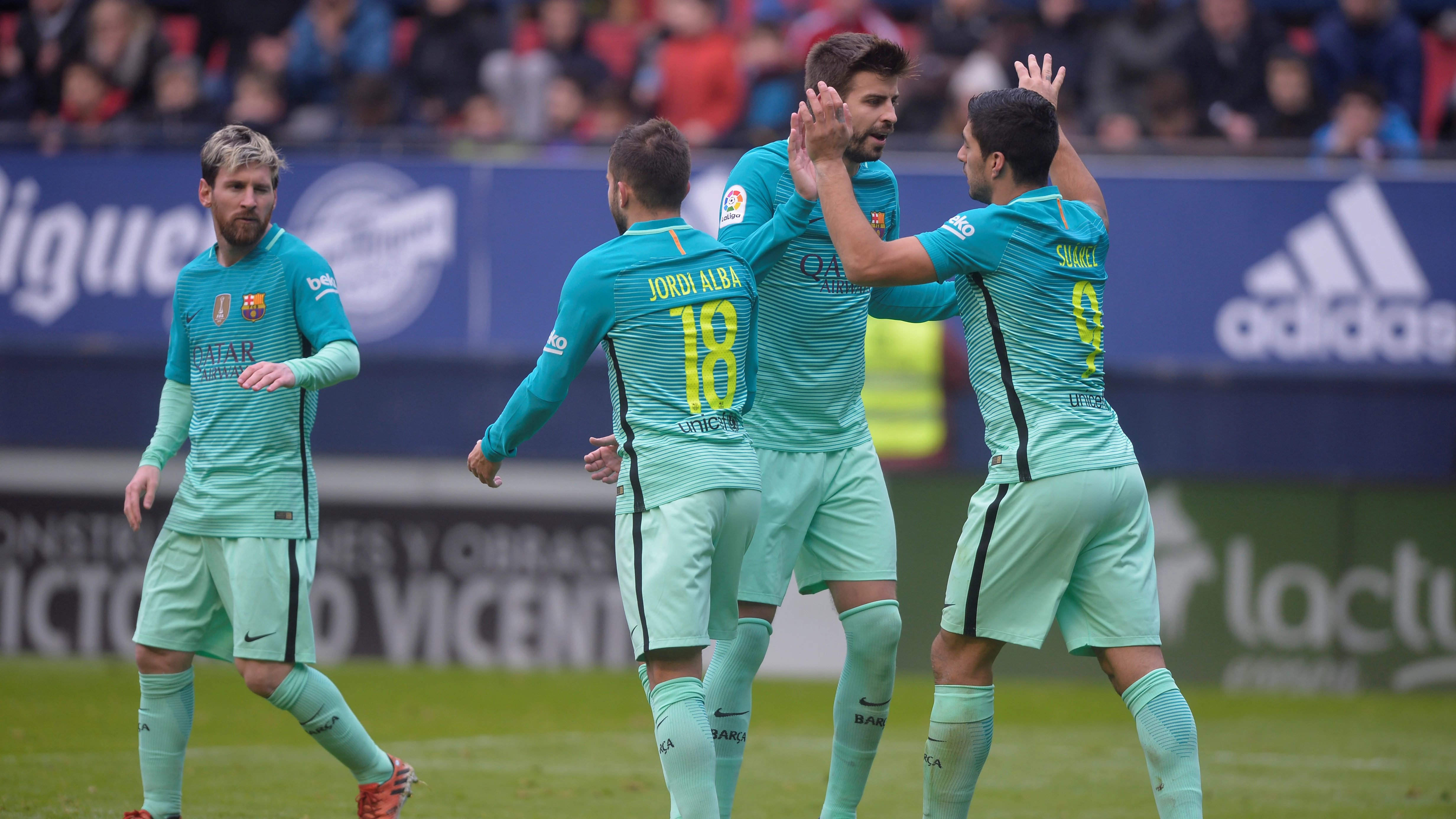 Los jugadores del Barcelona celebran el gol de Suárez ante Osasuna