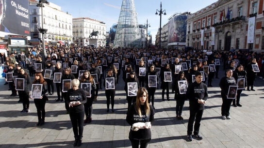 Activistas de la organizaci&oacute;n internacional Igualdad Animal durante la manifestaci&oacute;n que han protagonizado en la madrile&ntilde;a Puerta del Sol con motivo del D&iacute;a internacional de los derechos animales