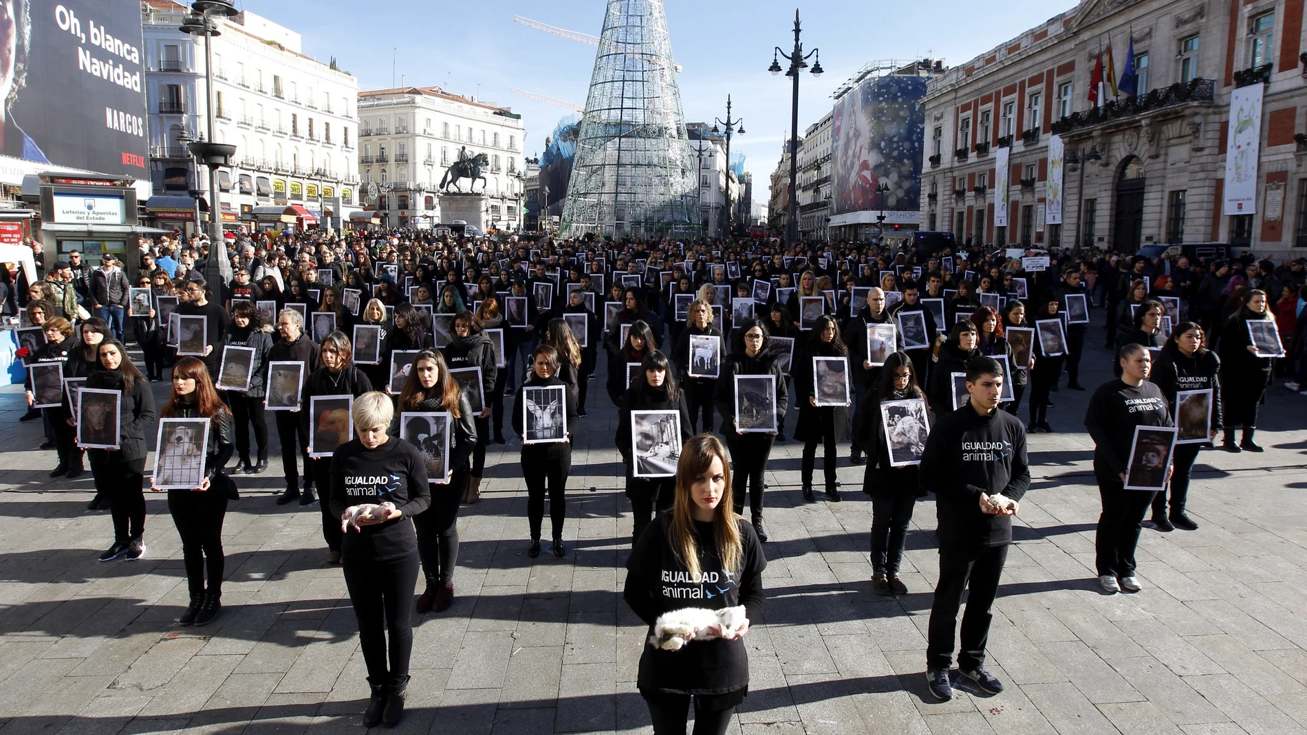 Activistas de la organización internacional Igualdad Animal durante la manifestación que han protagonizado en la madrileña Puerta del Sol con motivo del Día internacional de los derechos animales