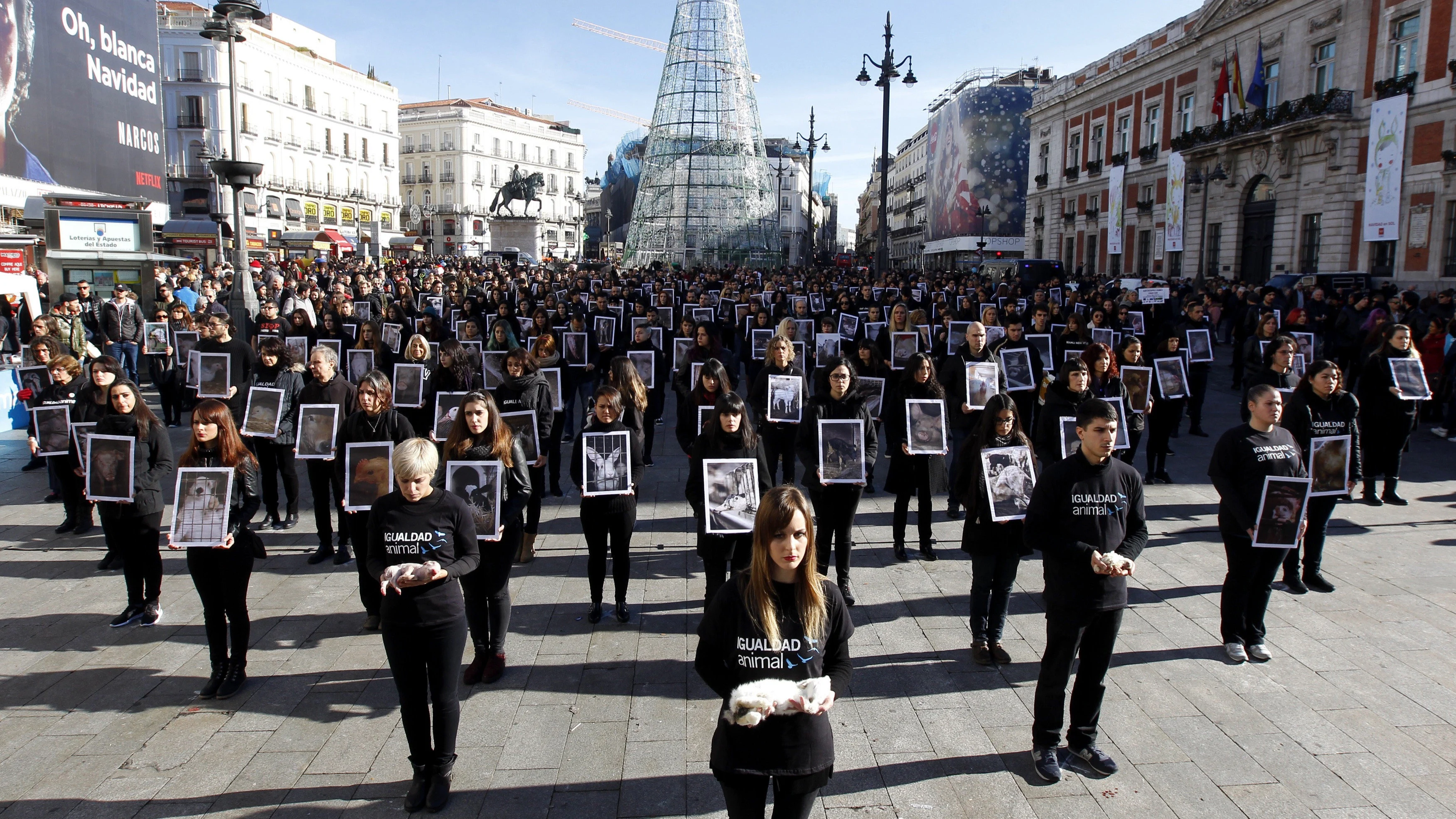 Activistas de la organización internacional Igualdad Animal durante la manifestación que han protagonizado en la madrileña Puerta del Sol con motivo del Día internacional de los derechos animales