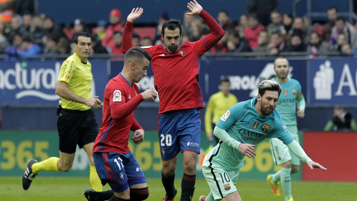 Leo Messi recibe una falta contra Osasuna Leo Messi recibe una falta contra Osasuna