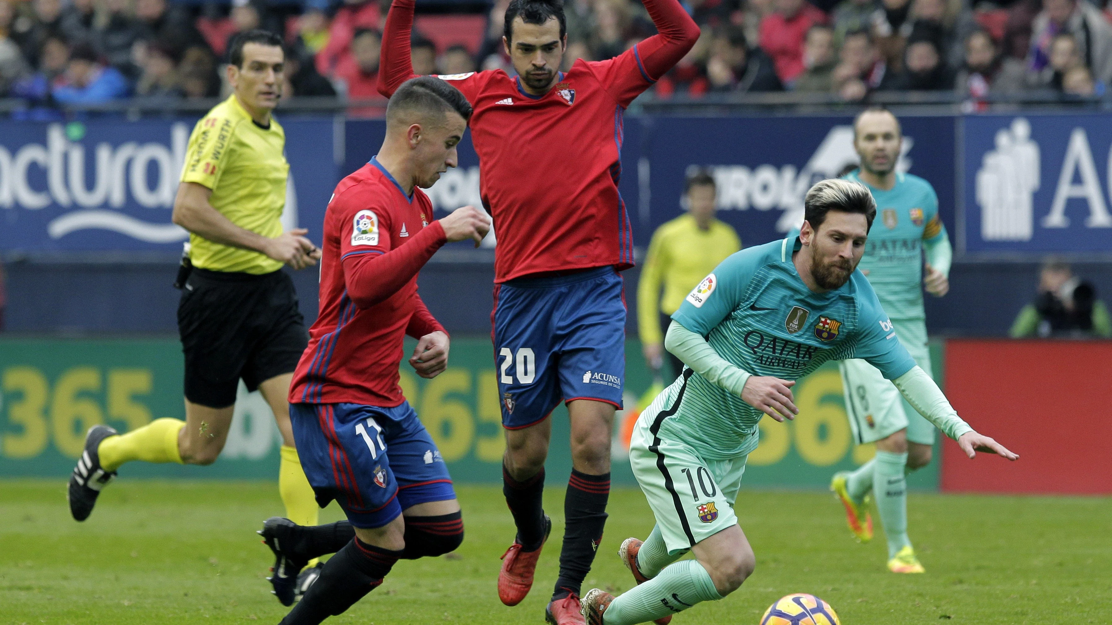 Leo Messi recibe una falta contra Osasuna