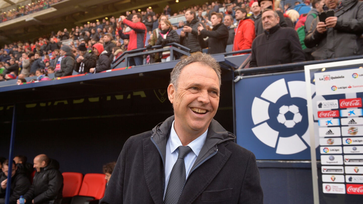 Joaqu&iacute;n Caparr&oacute;s, en el banquillo de Osasuna