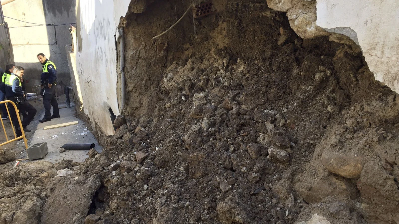 Desalojadas 10 personas de 4 viviendas tras caerse un muro en Lorca (Murcia) Desalojadas 10 personas de 4 viviendas tras caerse un muro en Lorca (Murcia)