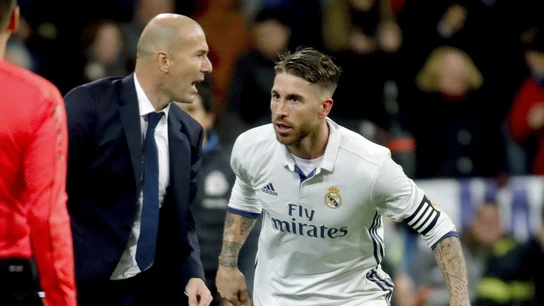Zidane dando instrucciones a Sergio Ramos en el partido Zidane dando instrucciones a Sergio Ramos en el partido