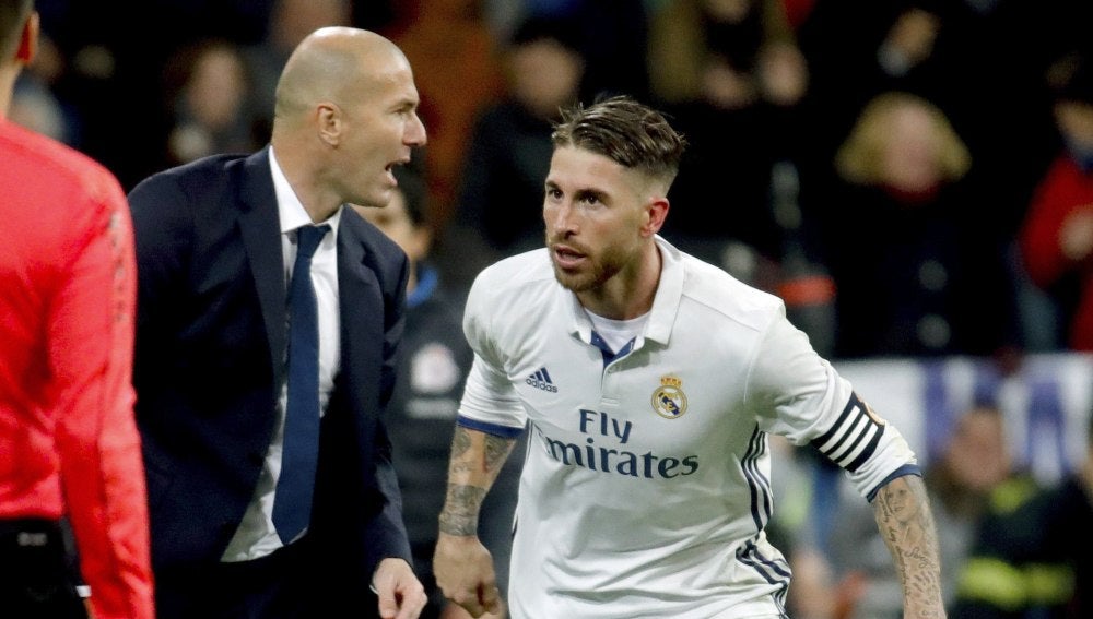 Zidane dando instrucciones a Sergio Ramos en el partido